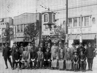 1928: The commemorative photo in front of the Nabe-Yoko intersection traffic signal